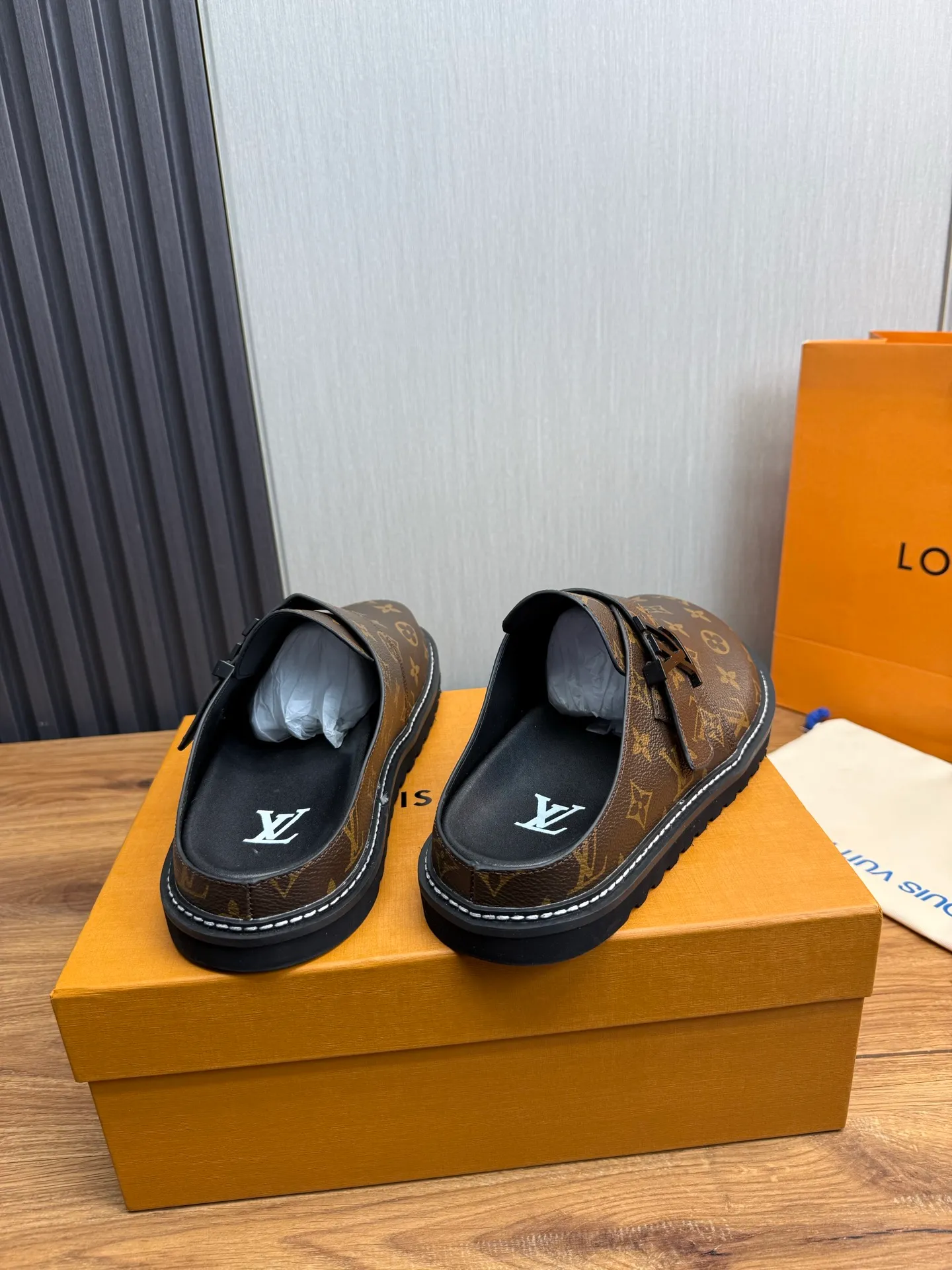 Men's men's shoes 460💰 Lv. Popular couple slippers hot sale🩷💚 🩴Official website one to one production 35-45 sizes 45 46 🉑️Customized!